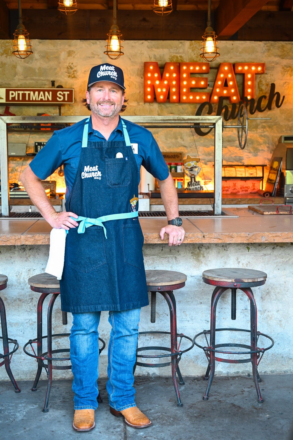 hedley-and-bennett-meat-church-apron-navy-s7 NAVY_H_B_APRON_LIFESTYLE_OUTDOOR_KITCHEN_TIED.jpg
